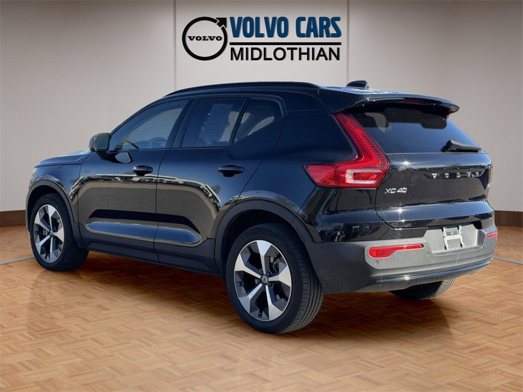 2023 Volvo XC40 B5 Plus Dark Theme