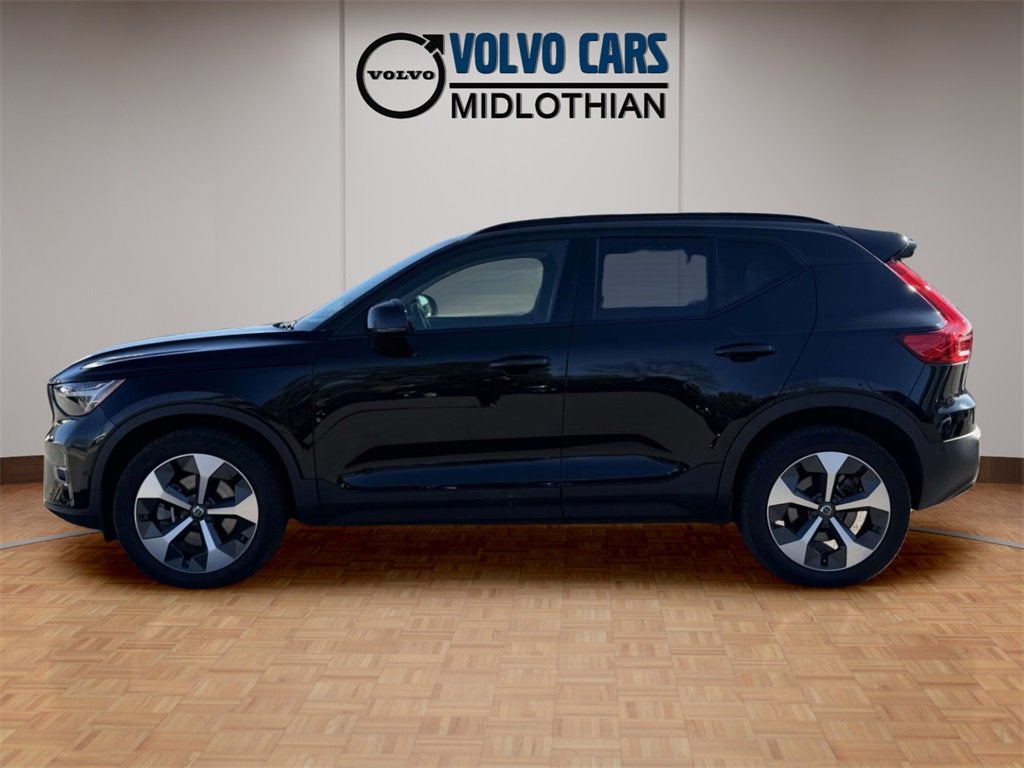 2023 Volvo XC40 B5 Plus Dark Theme