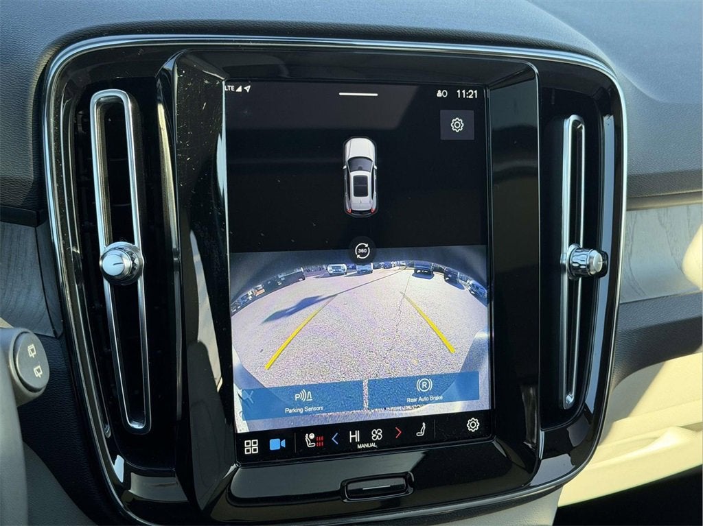 2023 Volvo XC40 B5 Plus Dark Theme