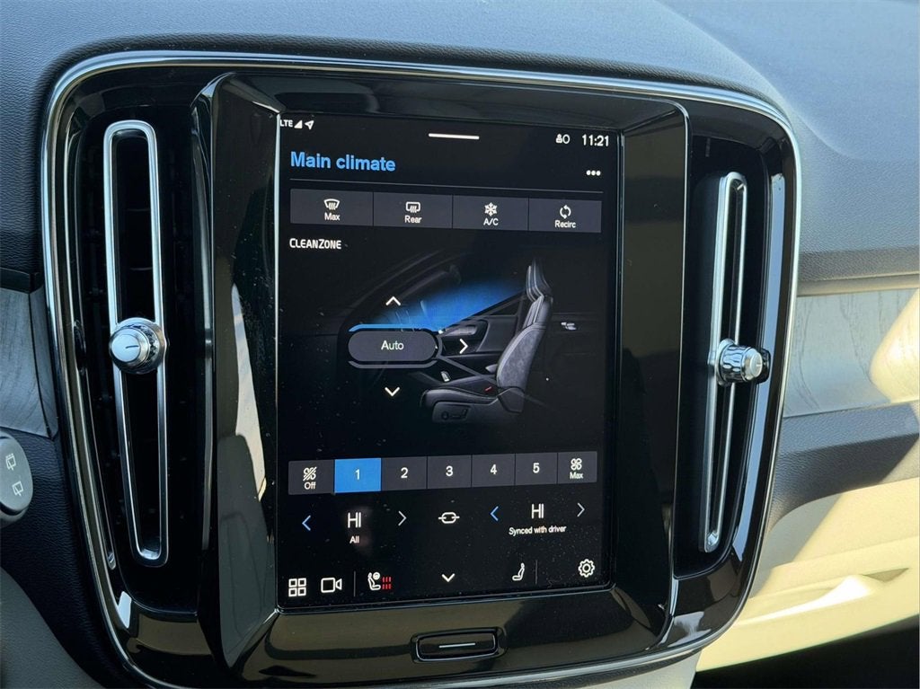 2023 Volvo XC40 B5 Plus Dark Theme