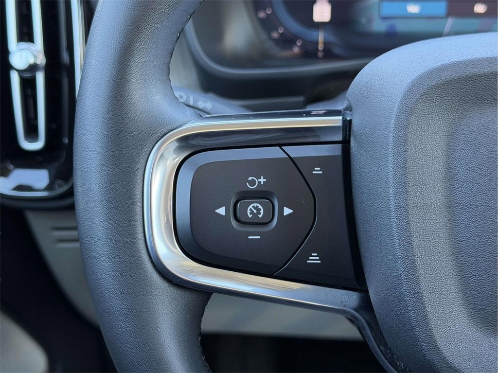 2023 Volvo XC40 B5 Plus Dark Theme