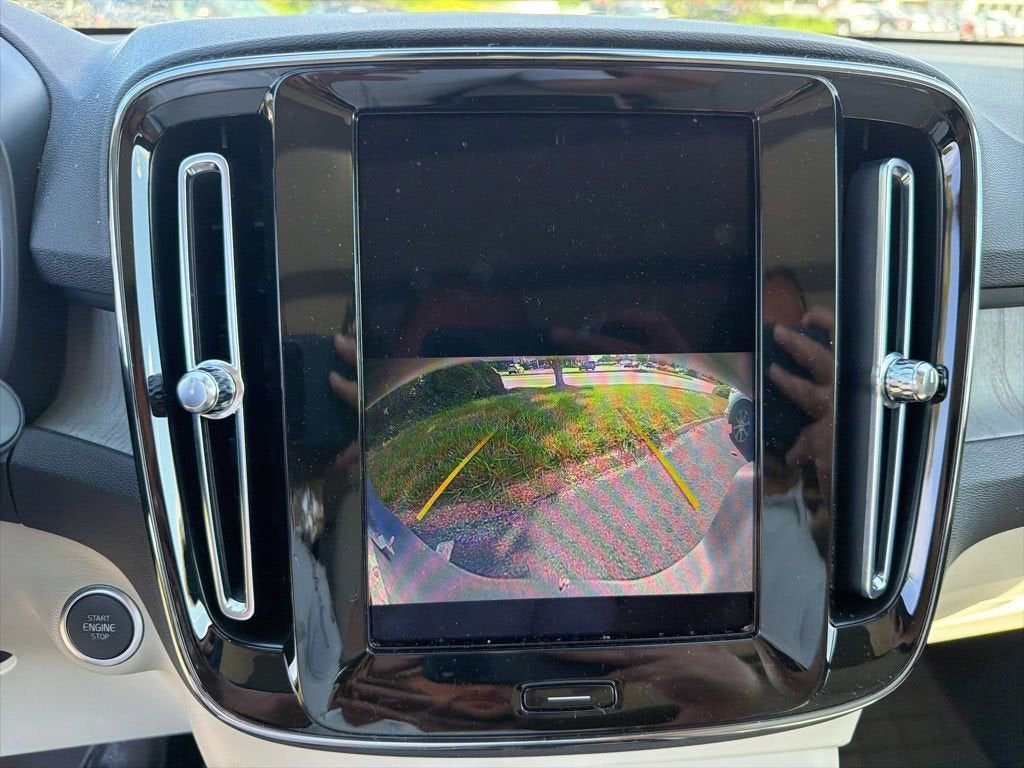 2023 Volvo XC40 B5 Plus Dark Theme