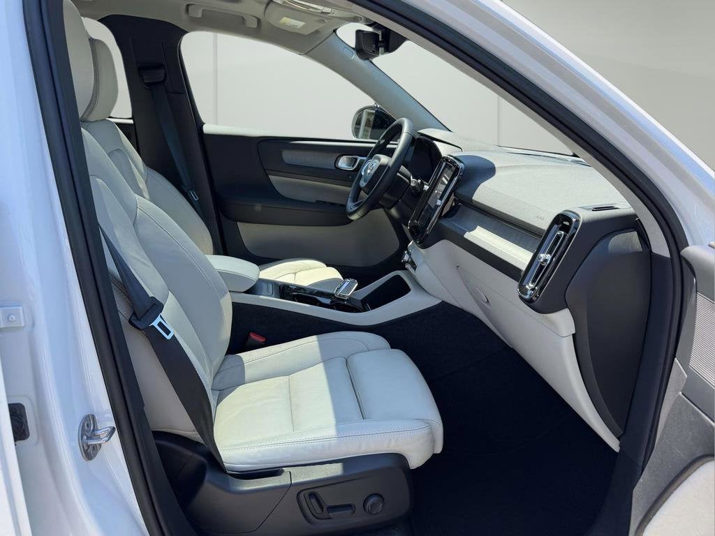 2023 Volvo XC40 B5 Plus Dark Theme