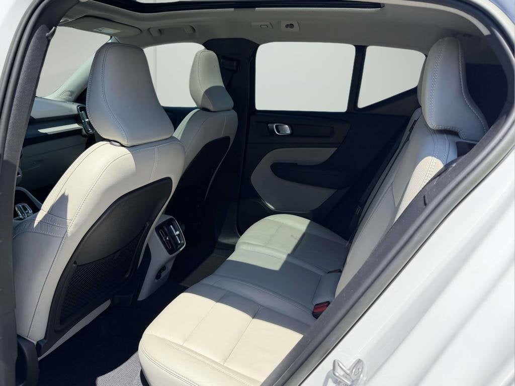 2023 Volvo XC40 B5 Plus Dark Theme