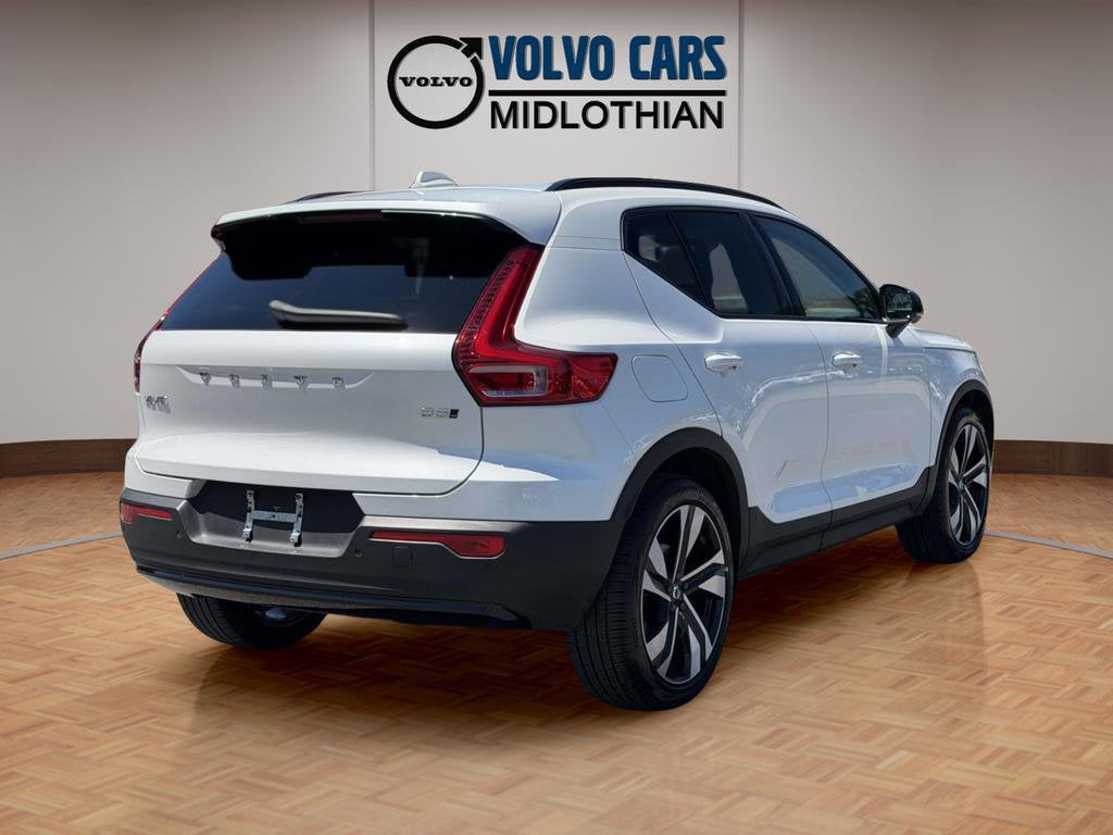 2023 Volvo XC40 B5 Plus Dark Theme