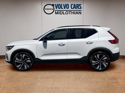2023 Volvo XC40 B5 Plus Dark Theme