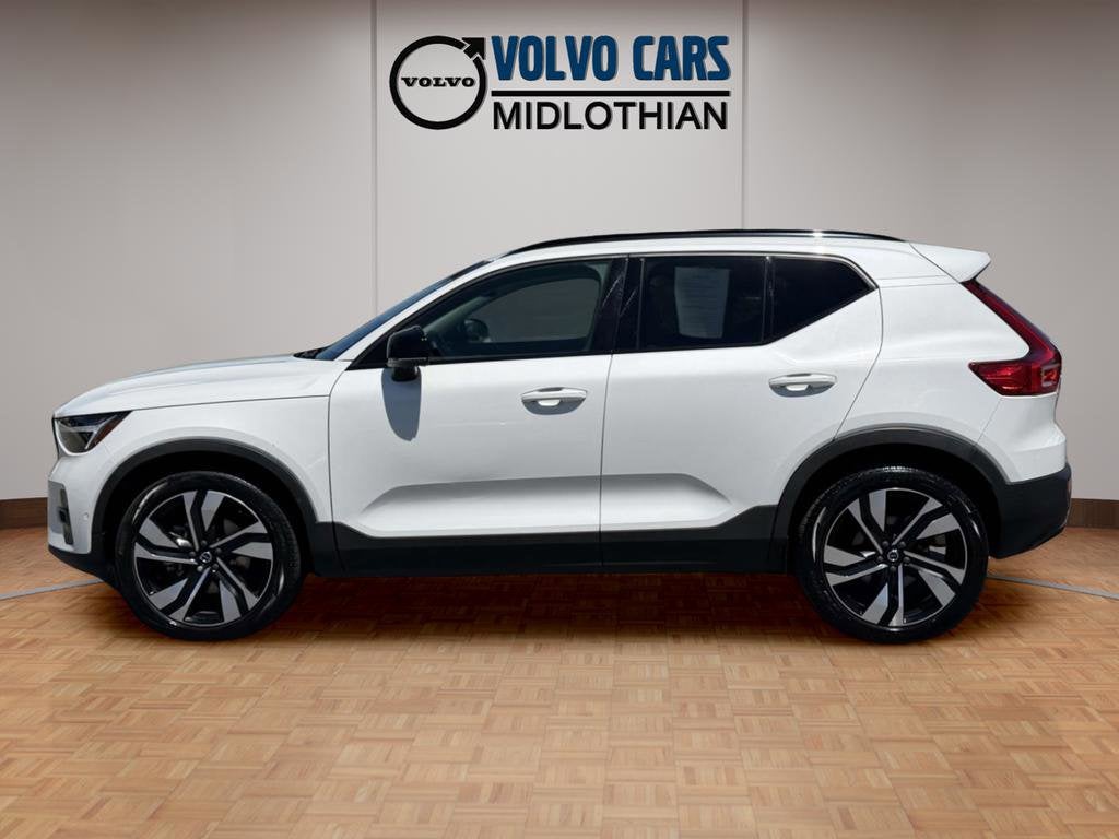 2023 Volvo XC40 B5 Plus Dark Theme