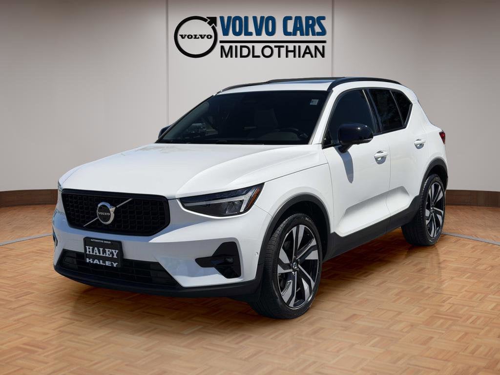 2023 Volvo XC40 B5 Plus Dark Theme