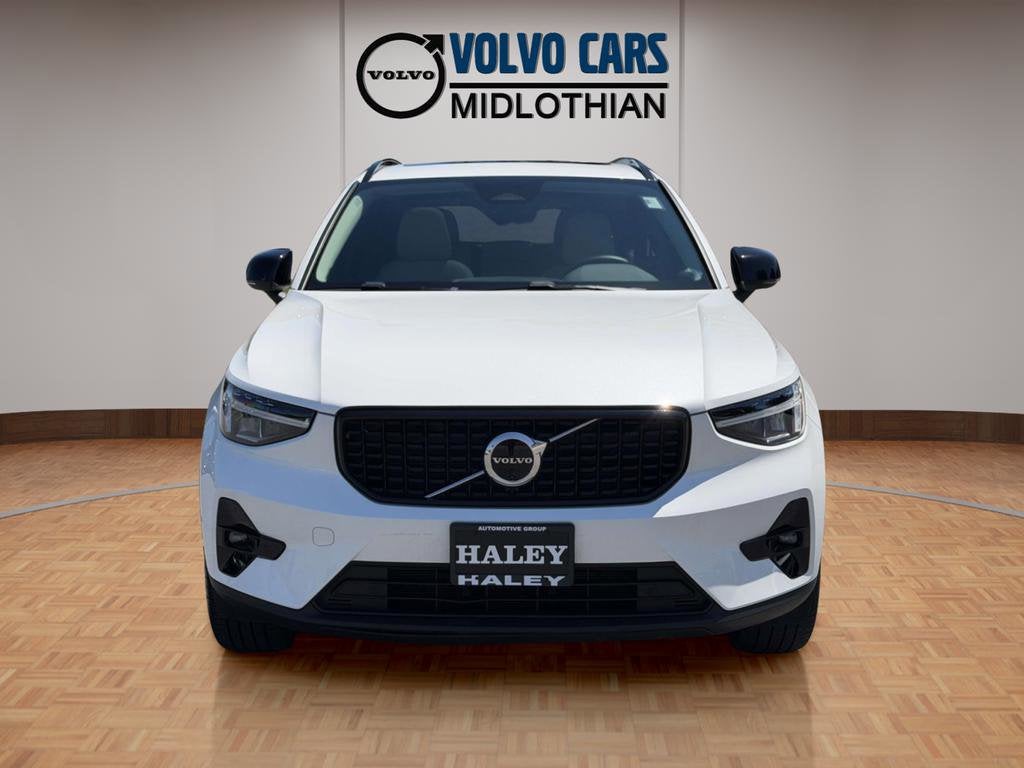 2023 Volvo XC40 B5 Plus Dark Theme