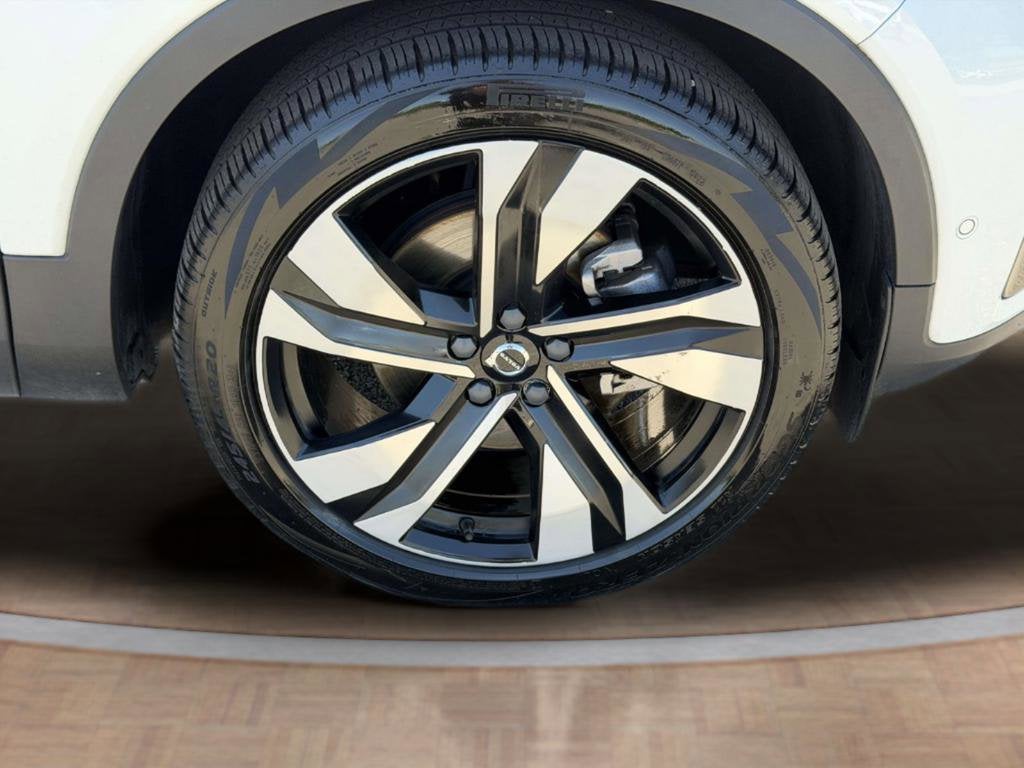 2023 Volvo XC40 B5 Plus Dark Theme