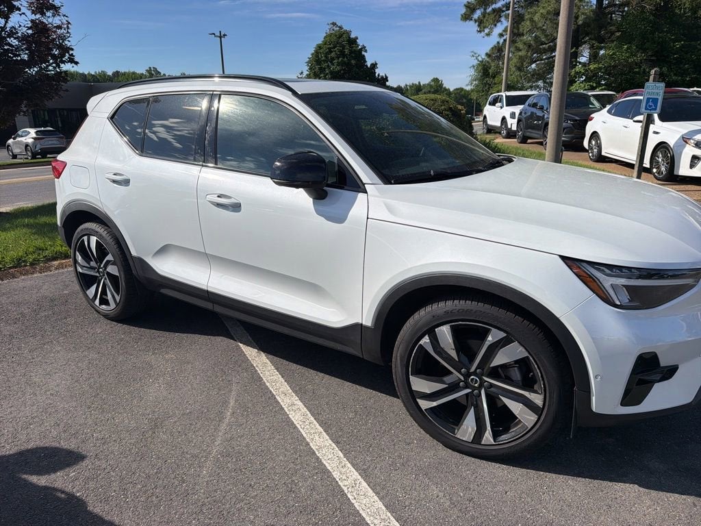 2023 Volvo XC40 B5 Plus Dark Theme