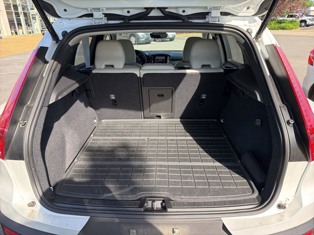 2023 Volvo XC40 B5 Plus Dark Theme