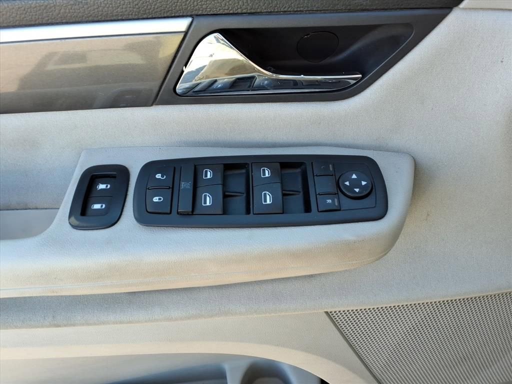 2010 Volkswagen Routan S