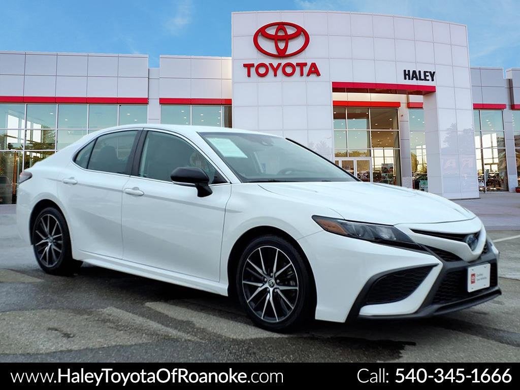 2022 Toyota Camry Hybrid SE