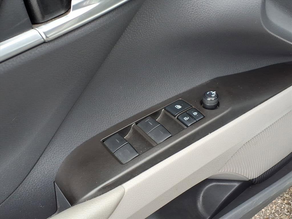 2022 Toyota Camry Hybrid SE