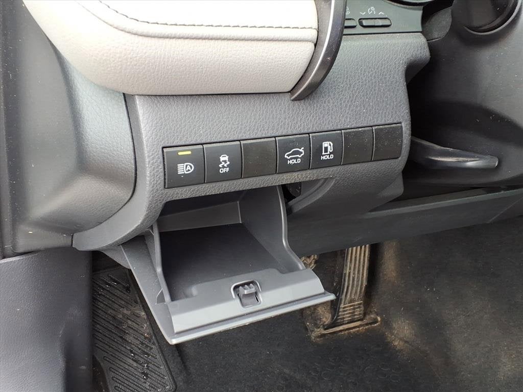 2022 Toyota Camry Hybrid SE