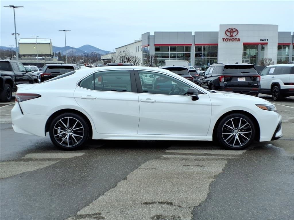 2022 Toyota Camry Hybrid SE