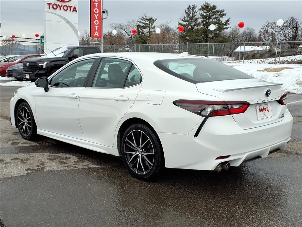 2022 Toyota Camry Hybrid SE