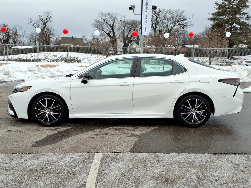 2022 Toyota Camry Hybrid SE