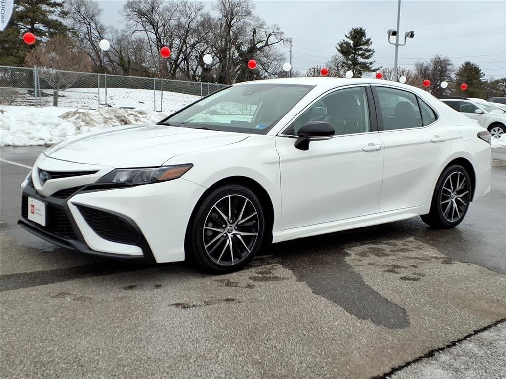 2022 Toyota Camry Hybrid SE