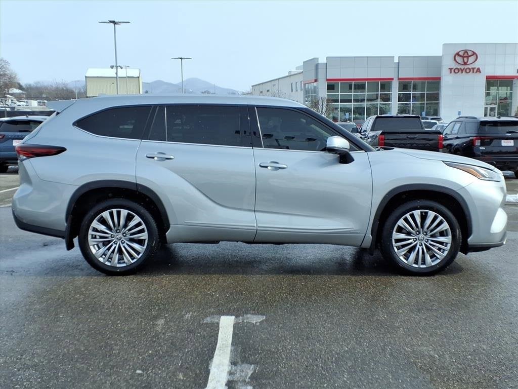 2024 Toyota Highlander Hybrid Platinum
