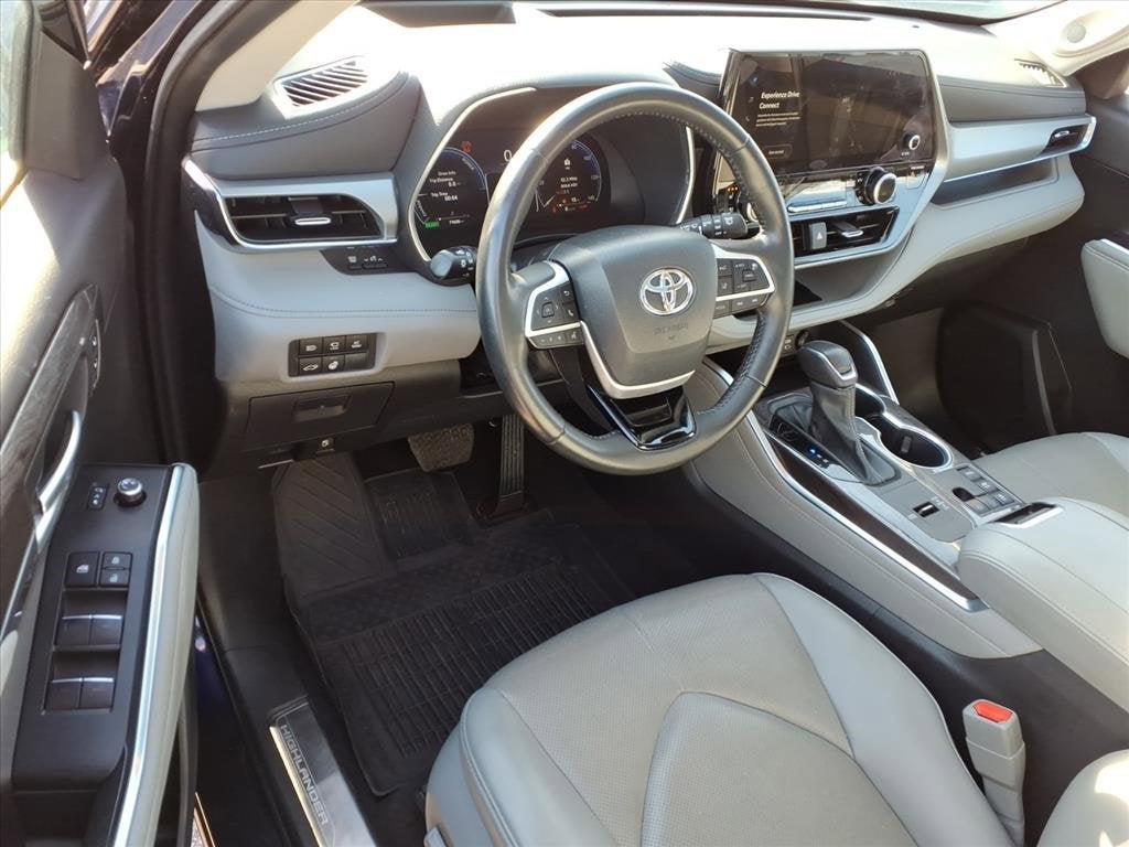 2023 Toyota Highlander Hybrid Platinum