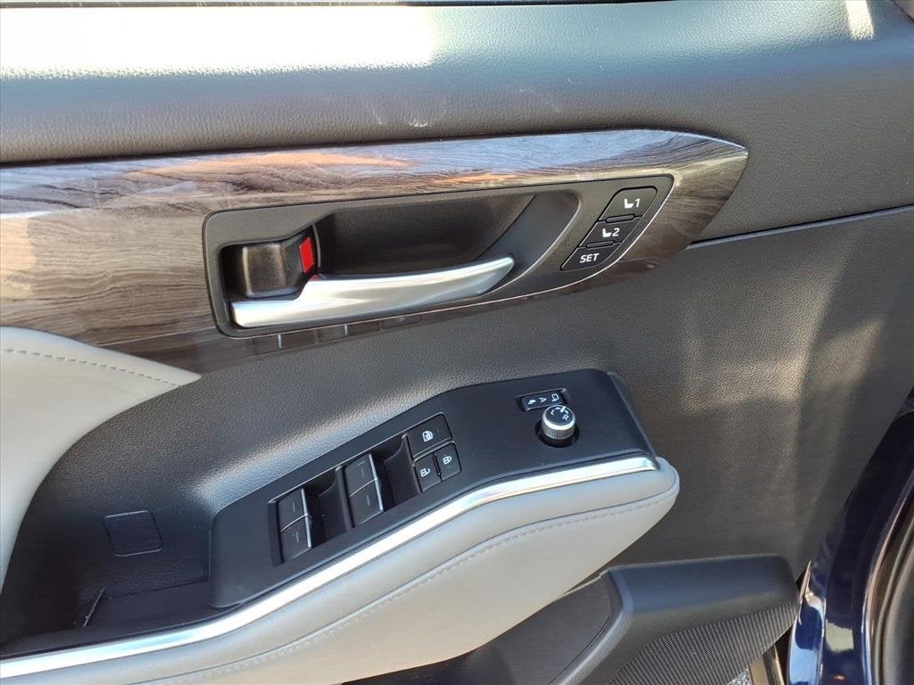 2023 Toyota Highlander Hybrid Platinum