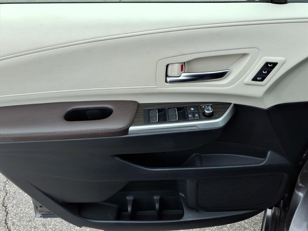 2023 Toyota Sienna Platinum