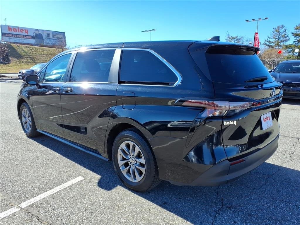 2024 Toyota Sienna LE