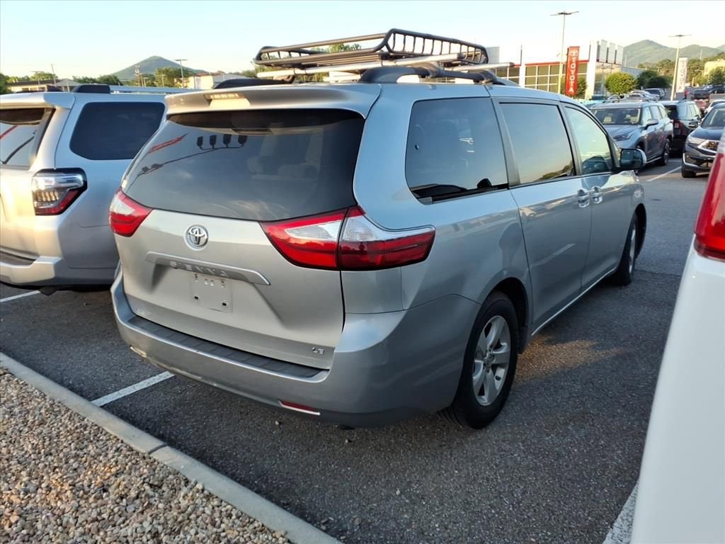 2017 Toyota Sienna LE Auto Access Seat