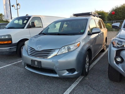 2017 Toyota Sienna LE Auto Access Seat