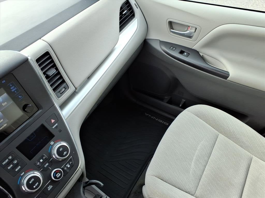 2017 Toyota Sienna LE
