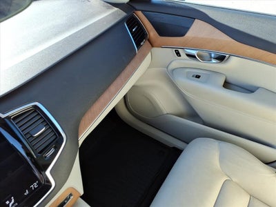 2022 Volvo XC90 Momentum