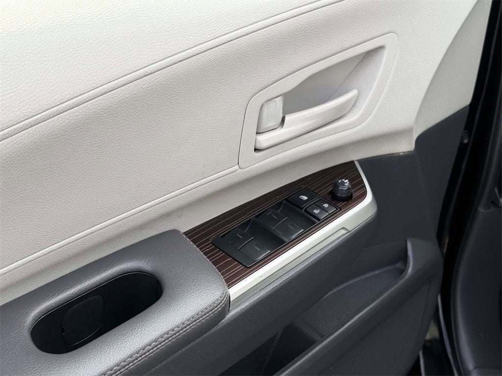 2024 Toyota Sienna LE