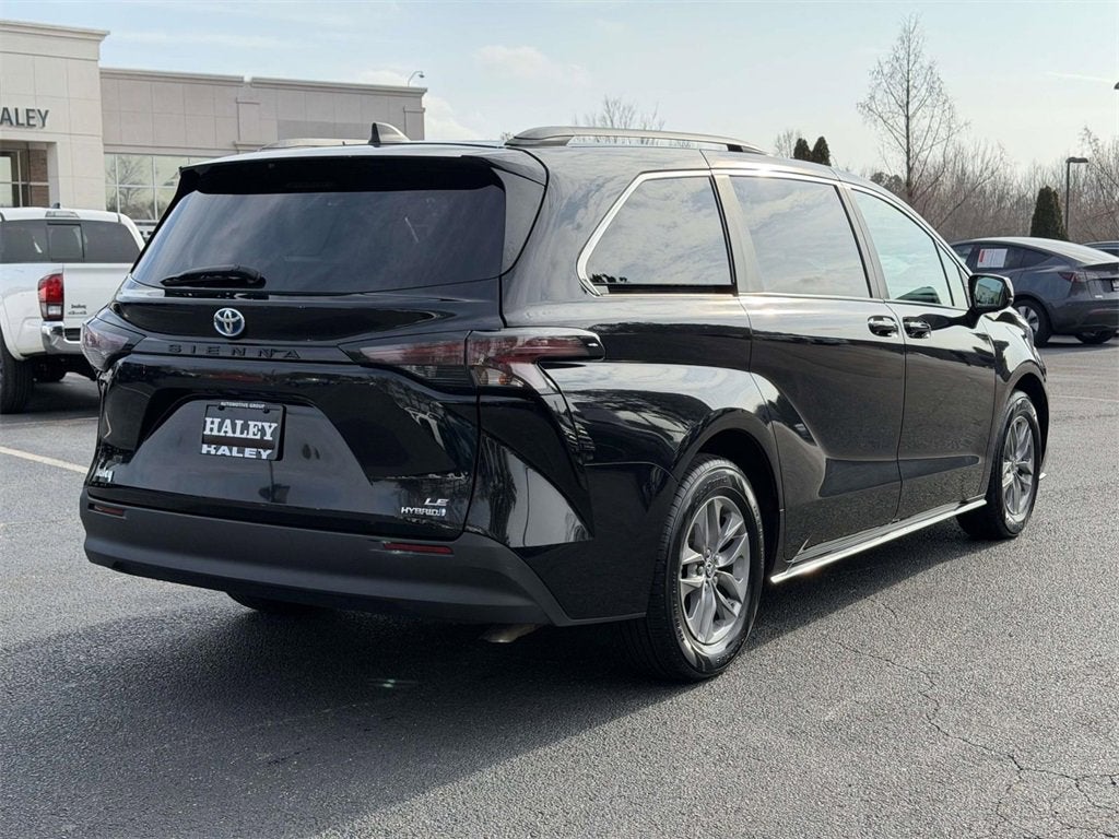 2024 Toyota Sienna LE