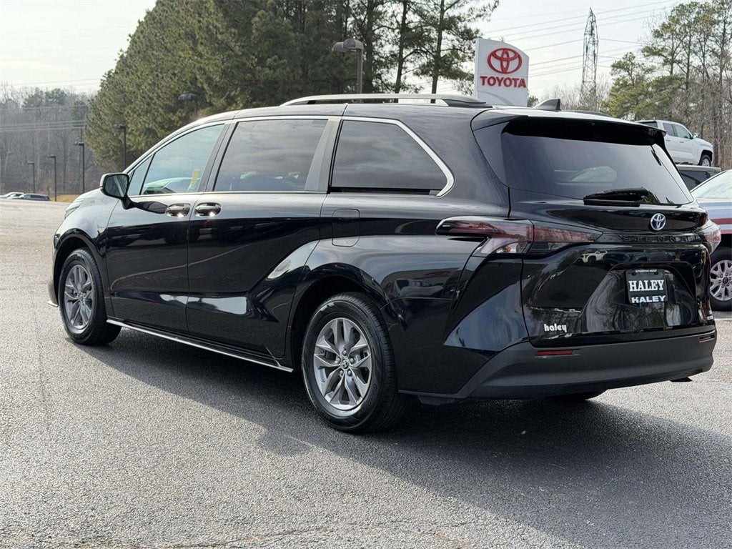 2024 Toyota Sienna LE