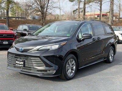 2024 Toyota Sienna LE