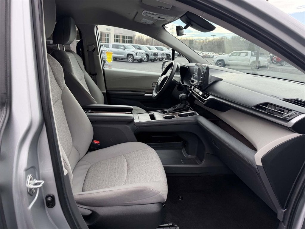 2024 Toyota Sienna LE