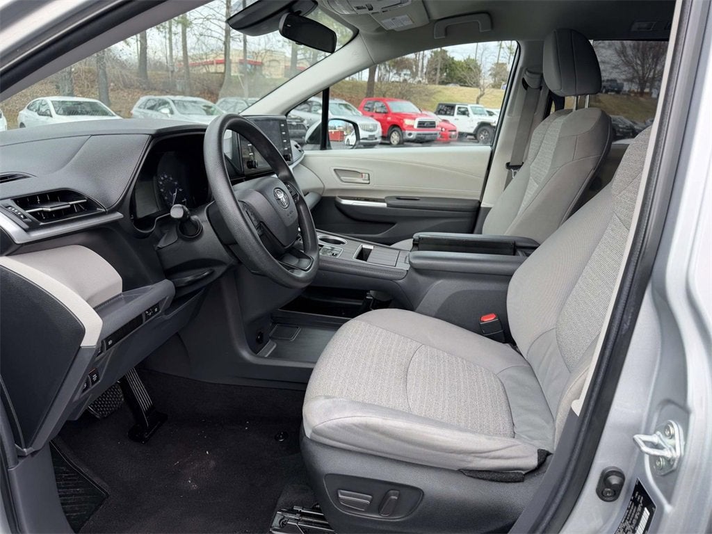 2024 Toyota Sienna LE