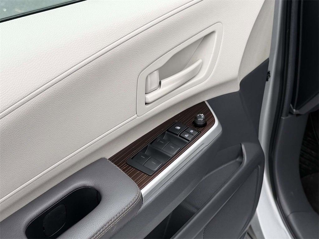 2024 Toyota Sienna LE