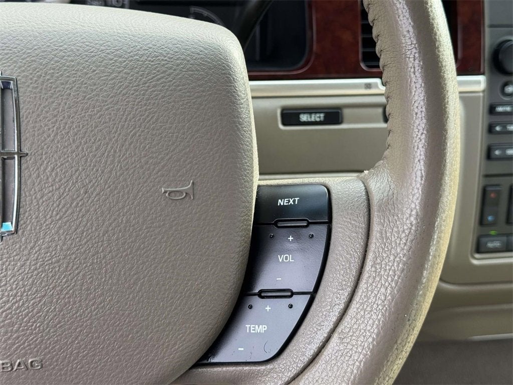 2005 Lincoln Town Car Signature