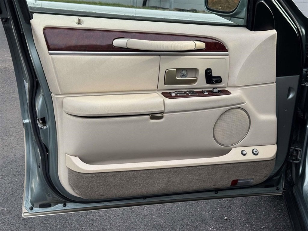 2005 Lincoln Town Car Signature