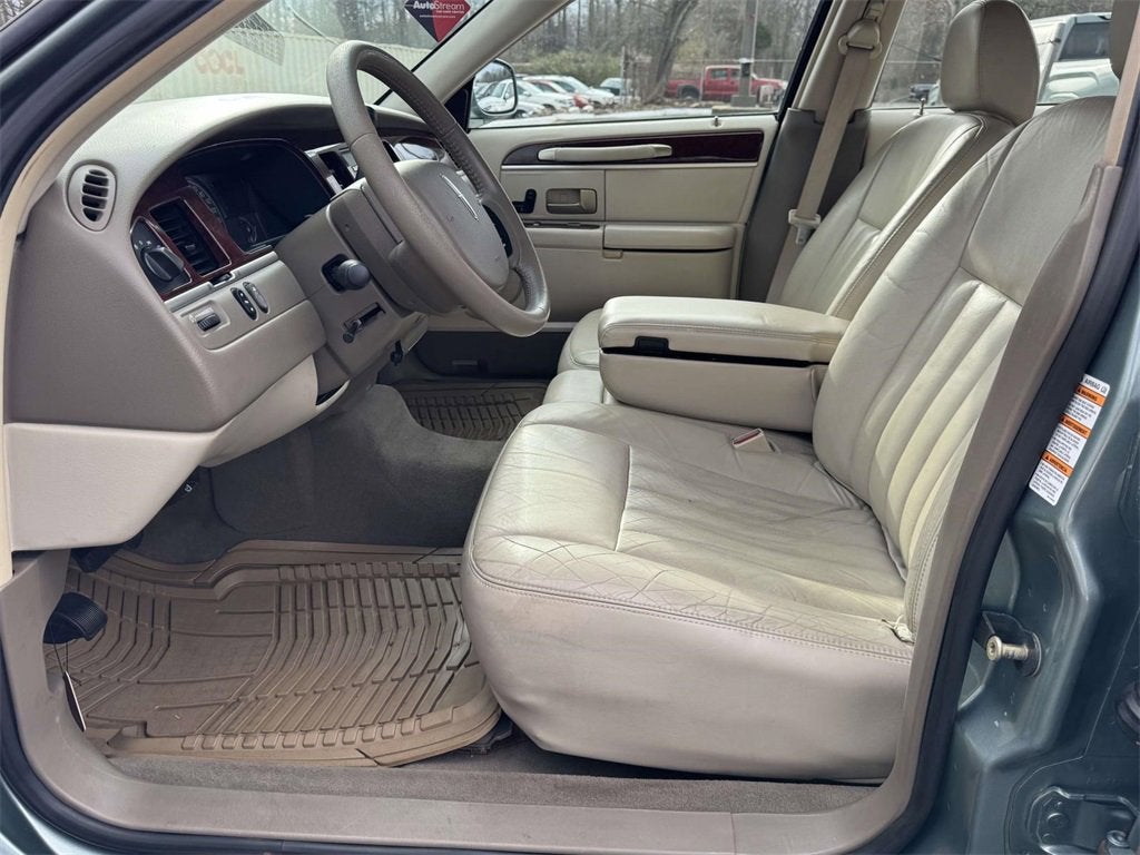 2005 Lincoln Town Car Signature