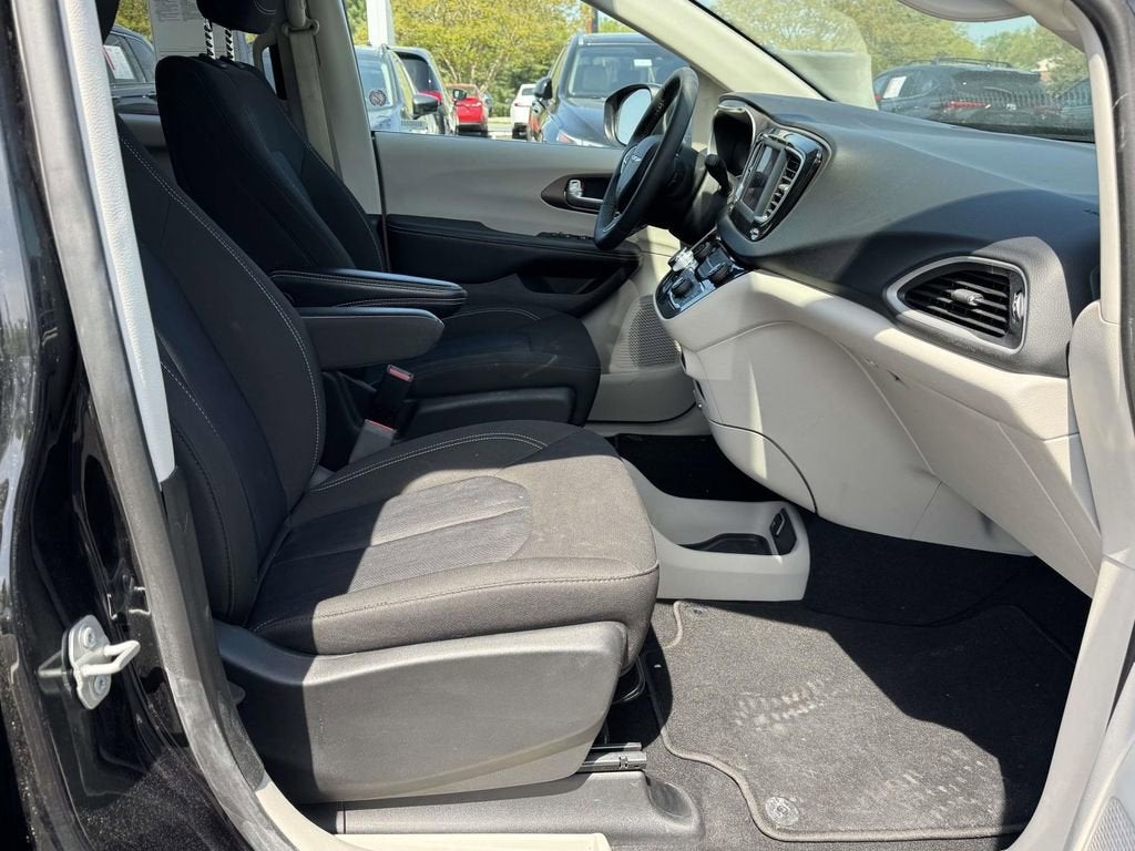 2024 Chrysler Voyager LX