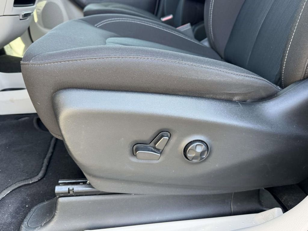 2024 Chrysler Voyager LX