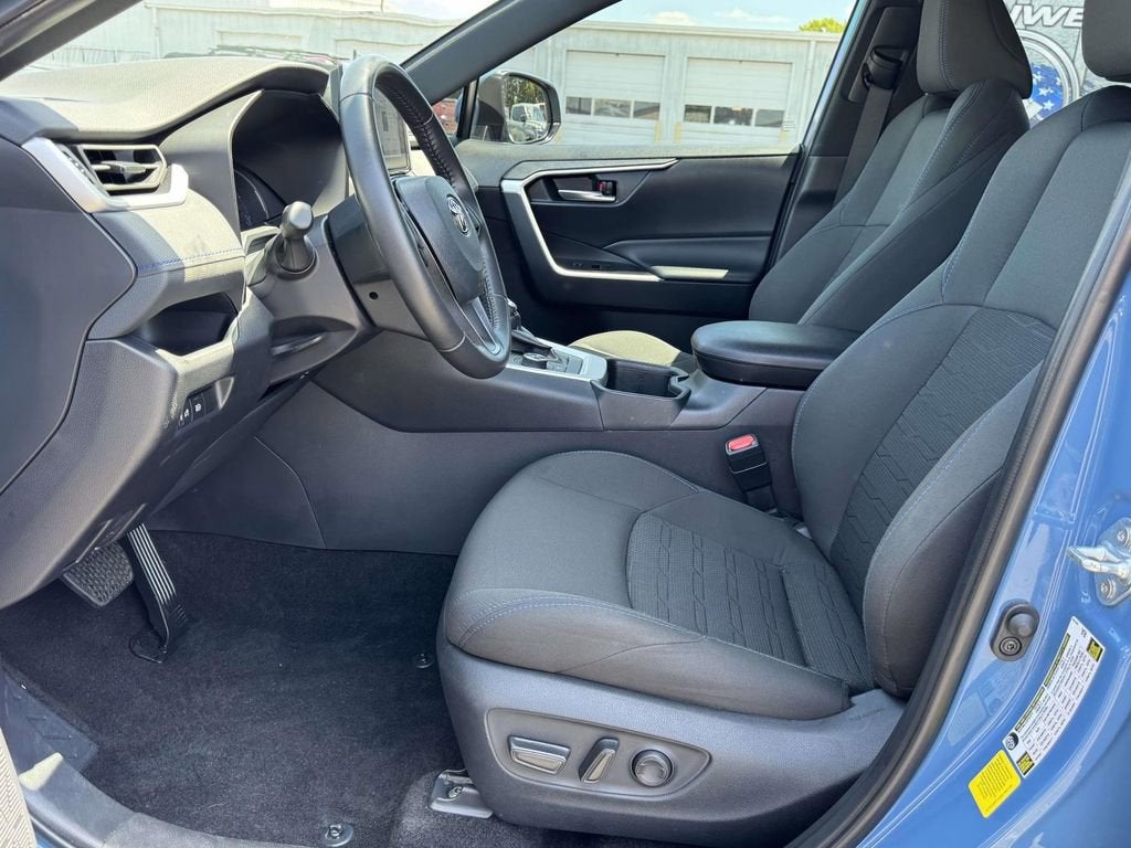 2025 Toyota RAV4 SE