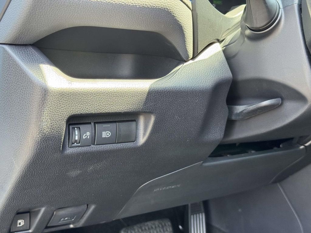 2025 Toyota RAV4 SE