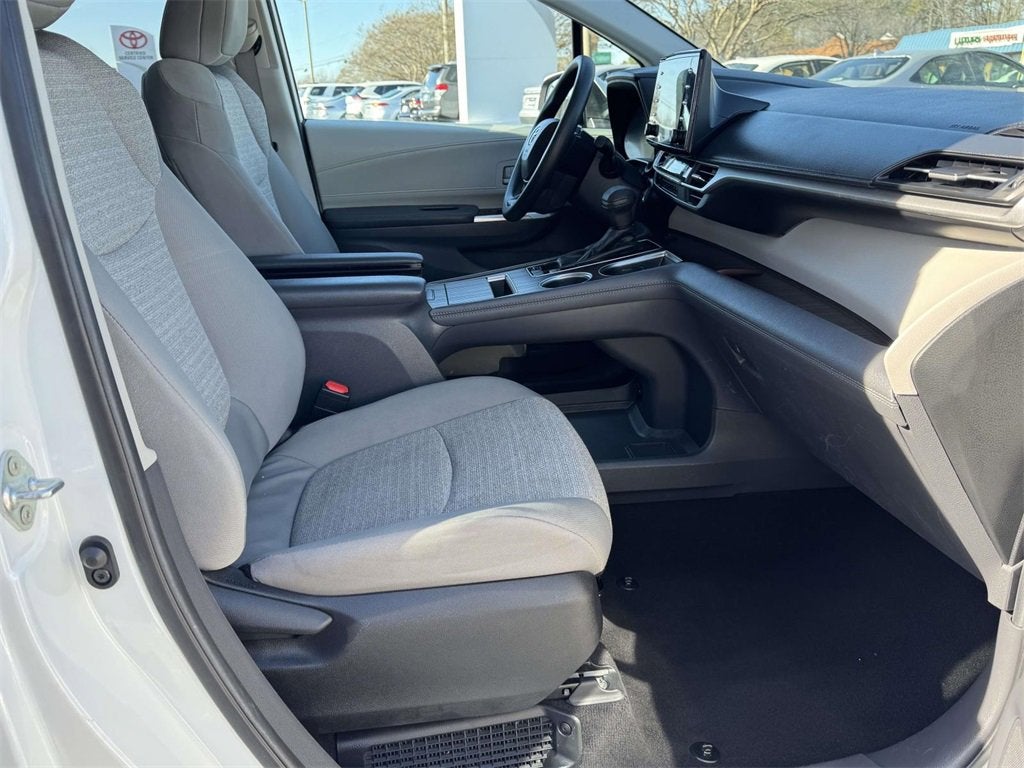 2024 Toyota Sienna LE