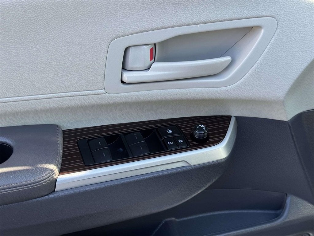 2024 Toyota Sienna LE