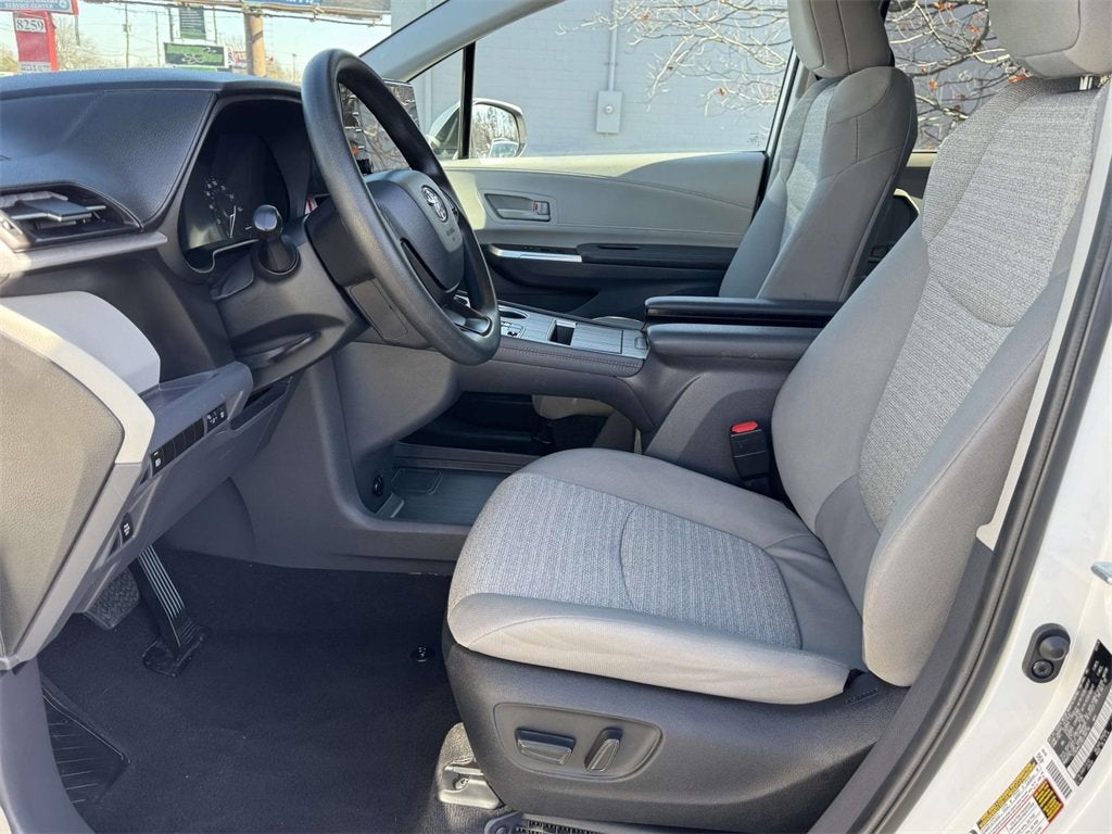 2024 Toyota Sienna LE